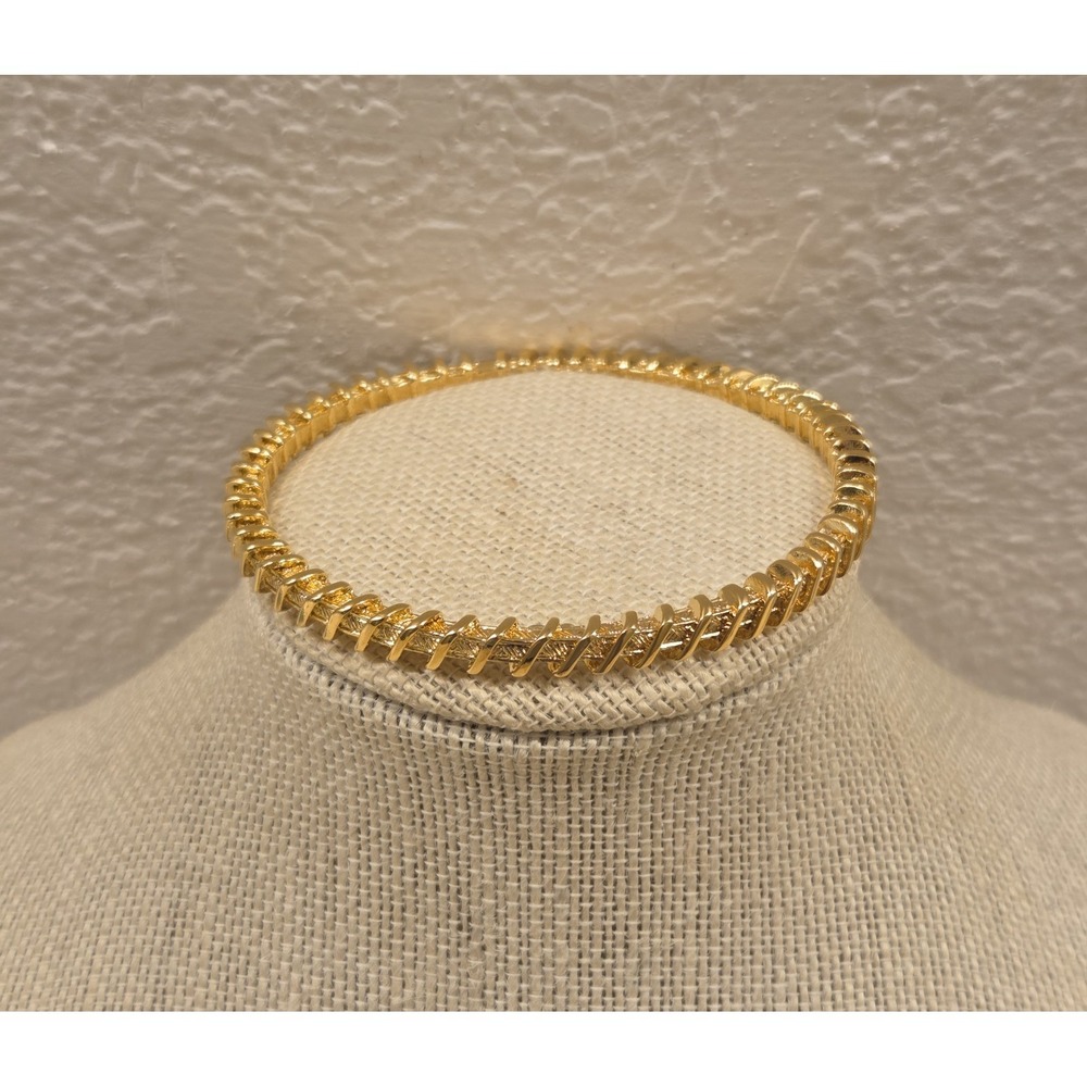 JBK Jacqueline Kennedy Gold Tone Textured Hollow Bangle Bracelet‎